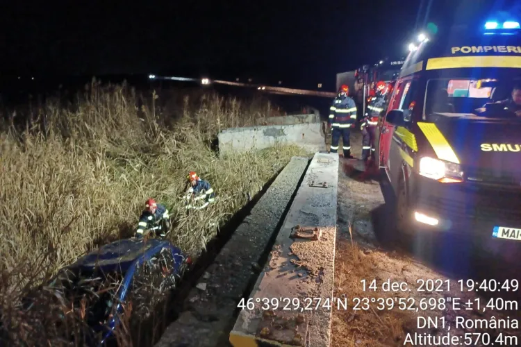 O mașină a căzut de pe drum la Tureni. Șoferul a fost scos cu o scară - FOTO   