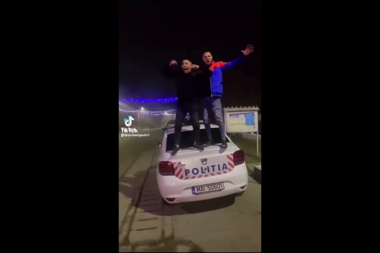 O nouă zi în Vrancea! Doi tineri au dansat pe mașina de poliție - VIDEO