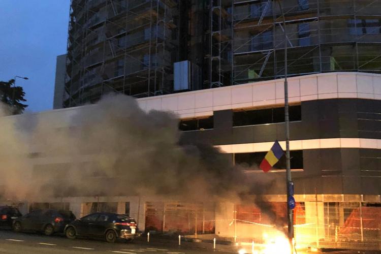 Un stâlp a luat foc pe Calea Florești, lângă cel mai înalt bloc din Cluj-Napoca - VIDEO și FOTO