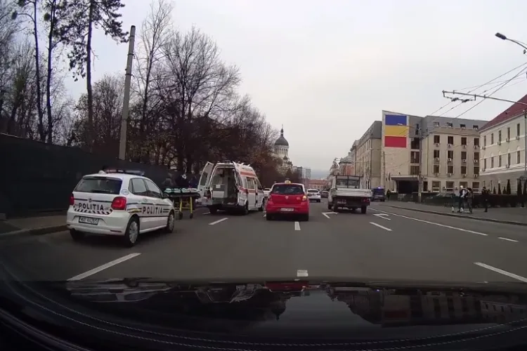 Moartea absurdă a pietonului de lângă Parcul Operei, din Cluj-Napoca. Trotuarul acolo e o BĂTAIE de JOC. Practic e o invitație la moarte