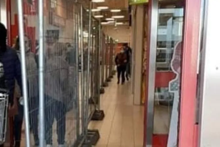 Gardurile montate de Kaufland ”sunt abuzive și ofensatoare la adresa consumatorilor”