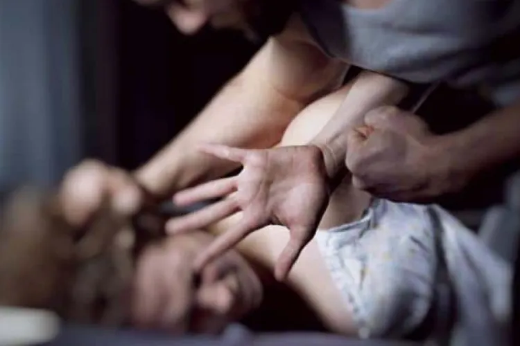 Un minor de 13 ani a violat o femeie, cu „ajutorul” unui amic mai în vârstă