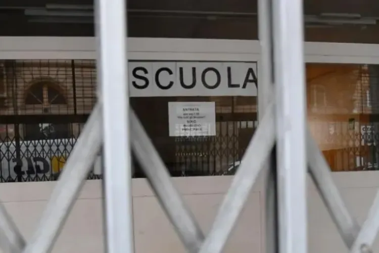 O profesoară le spune elevilor că bate discotecile pentru a lua COVID