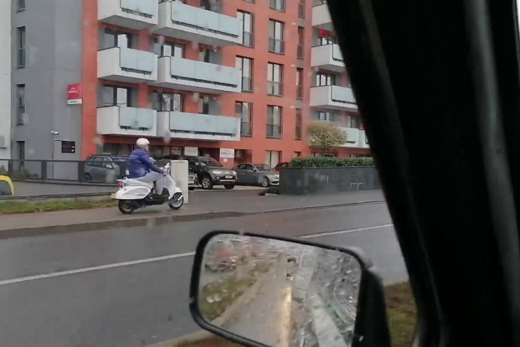 Scuterist filmat pe Calea Turzii în timp ce mergea pe trotuar și pe contrasens - VIDEO și FOTO