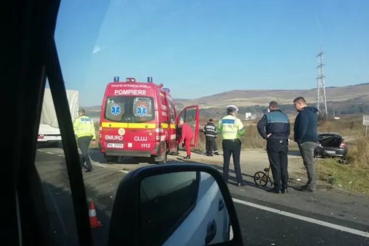 2 persoane au ajuns la spital, după ce o mașină a fost lovită de un TIR, în Florești