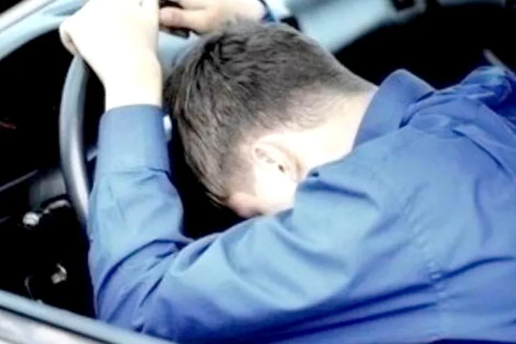 Un tânăr drogat s-a răfuit cu iubita, la Câmpia Turzii, după ce și-a lovit mașina de un parapet