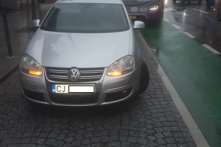 Parcare fix în stația de autobuz din fața magazinului Central - FOTO