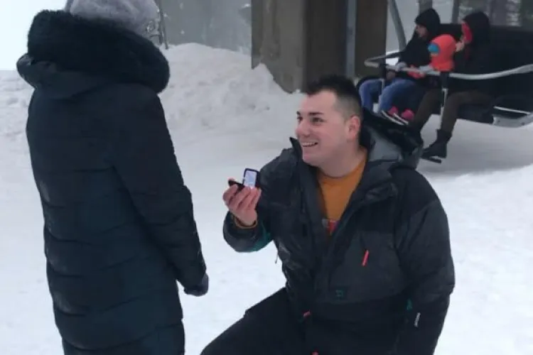 Gest romantic! Un clujean și-a cerut iubita de soție pe pârtia Piatra Grăitoare din Apuseni - FOTO