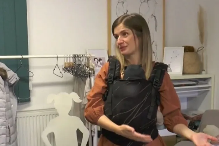 Monica Olariu, mămica din Cluj care a creat marsupiul ajustabil pentru bebeluși. Produsul ei inovator este vândut și apreciat în toată lumea