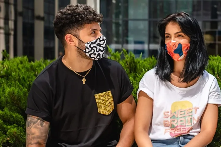 Raed Arafat explică unde se poartă masca de protecție și unde poate fi dată jos. Oamenii pot arunca măștile textile la gunoi