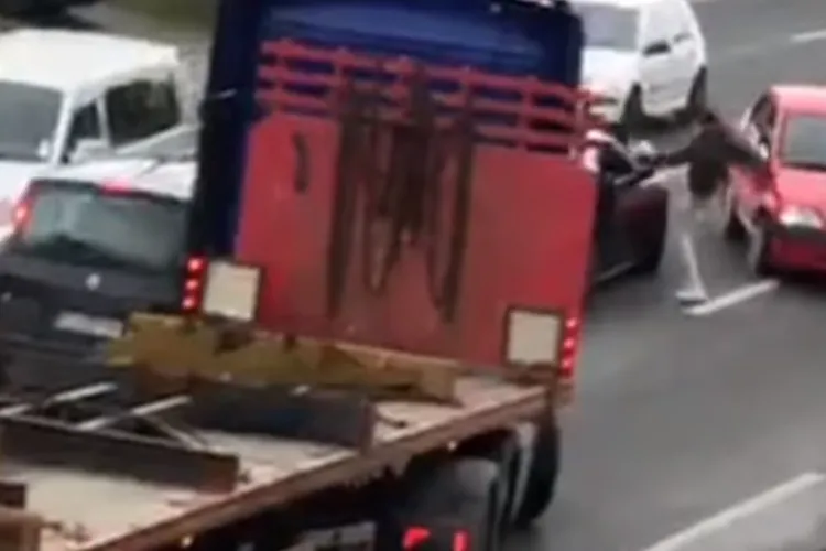 Bătaie în trafic pe Corneliu Coposu. Un interlop periculos a făcut singur dreptate în trafic - VIDEO