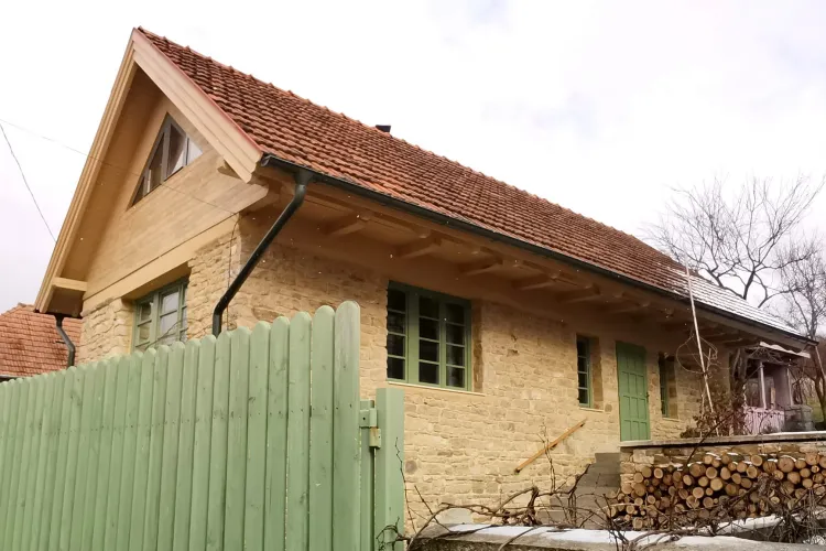 Satul Chidea, jud. Cluj, cioplit din piatră de tuful vulcanic. Arhitectura este splendidă: Așa DA! - FOTO