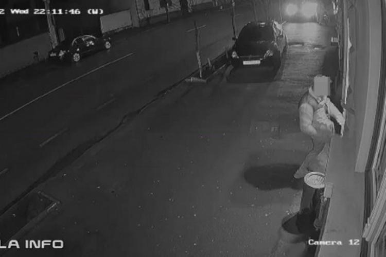 Clujean supărat că barul s-a închis la ora 22.00 DISTRUGE ușa cu piciorul - VIDEO   