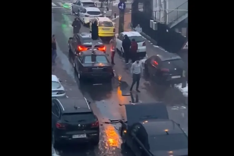 Un interlop e ”călare” pe BMW și amenință lumea cu un cuțit. Europol: Între timp, polițiștii numără carantinații - VIDEO