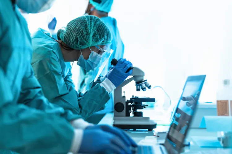 Cât de periculoasă poate fi Flurona, infectarea simultană cu COVID-19 și gripă și ce complicații ar putea aduce