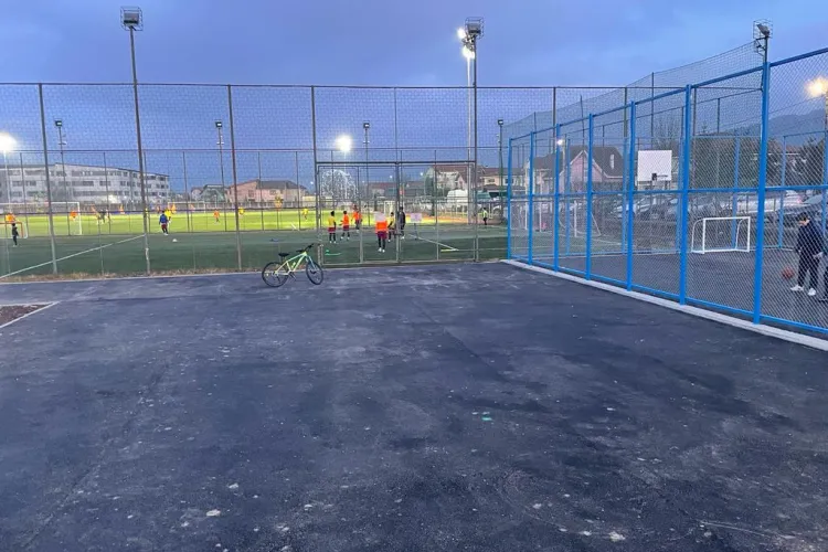 Terenul multifuncțional din Florești a fost inaugurat. Pivariu: „Am ținut cont de cererile voastre” - FOTO