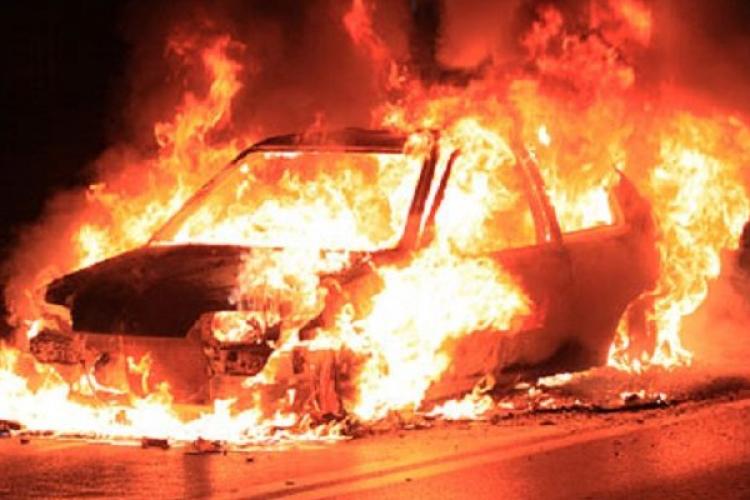 Cluj: A incendiat o mașină, iar apoi a plecat la volanul alteia, deși nu avea permis