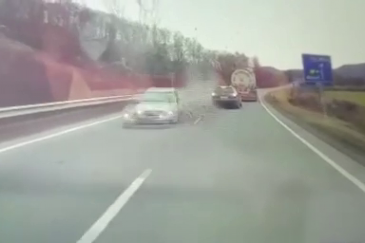 Accident rutier în Câțcău, filmat de un alt sofer! Un minor și un bărbat au ajuns la spital - VIDEO