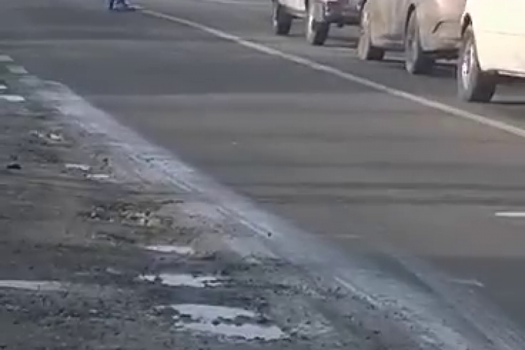 Un șofer se chinuia să ridice bariera din Apahida, pentru a putea trece calea ferată - VIDEO