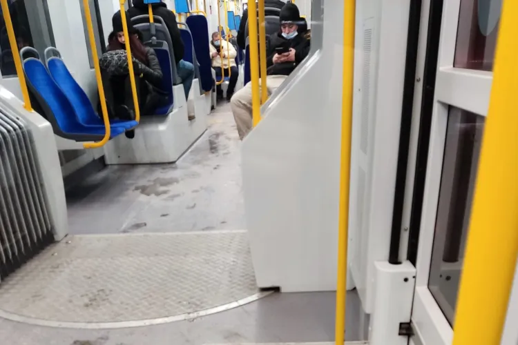 Alo, unde sunt cei 7 ani de acasă? Adolescentă cu picioarele pe scaun într-un tramvai din Cluj-Napoca - FOTO