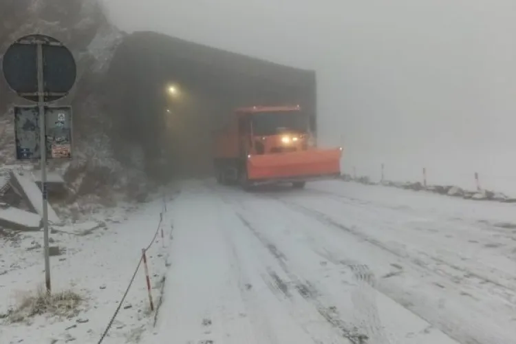  Ninsoare puternică pe A1 Sibiu-Deva, luni dimineață. Zăpada s-a depus pe carosabil