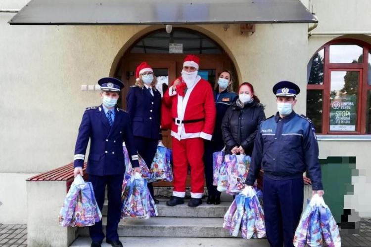 Polițiștii din Cluj l-au ajutat pe Moș Crăciun să ducă daruri elevilor, într-o misiune specială - FOTO   