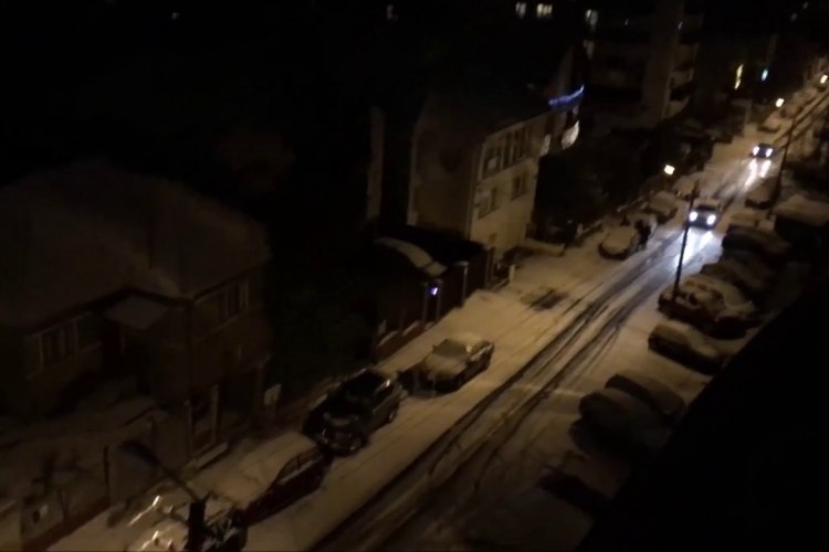 Cluj: Iarna i-a prins iarăși nepregătiți. Pe strada Alverna nu se poate urca, după trei fulgi de zăpadă - VIDEO