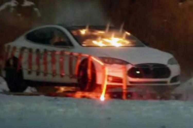 Proprietarul unei Tesla și-a aruncat mașina în aer - VIDEO
