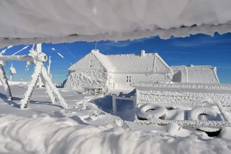 Imagini de senzație de la Vlădeasa, sus de la stația meteo - FOTO