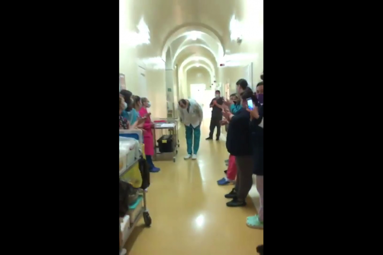 Un medic chirurg a demisionat cu DEMNITATE de la Spitalului Județean Cluj, în aplauzele colegilor - VIDEO   
