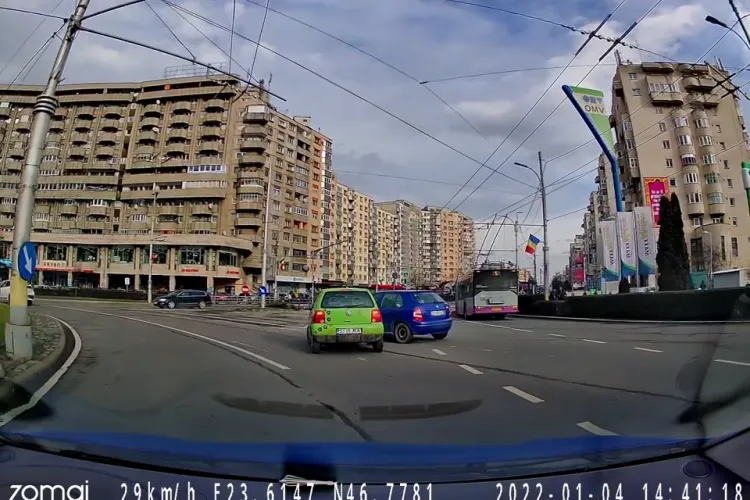 S-au lovit în sensul giratoriu din Mărăști, când erau aproape singuri pe drum - VIDEO