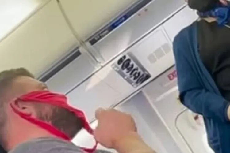 A urcat în avion cu o pereche de bikini roșii pe față, în loc de mască - FOTO