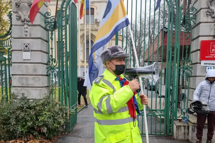  Polițiștii au protestat în fața sediilor PNL și PSD: Nu mai suntem dispuși să rămânem fraierii sistemului bugetar