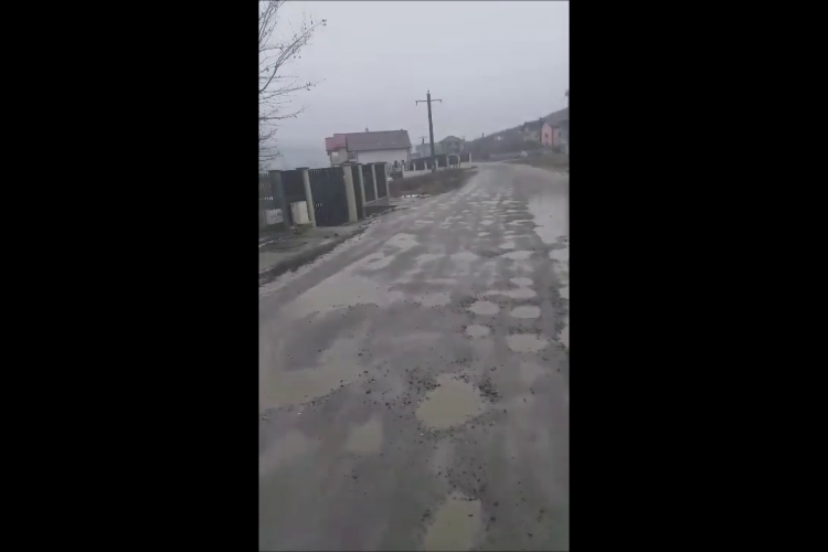 Drumul din satul Câmpenești arată ca după bombardament: E drumul pe care merge și primarul Emil Boc să se relaxeze - VIDEO