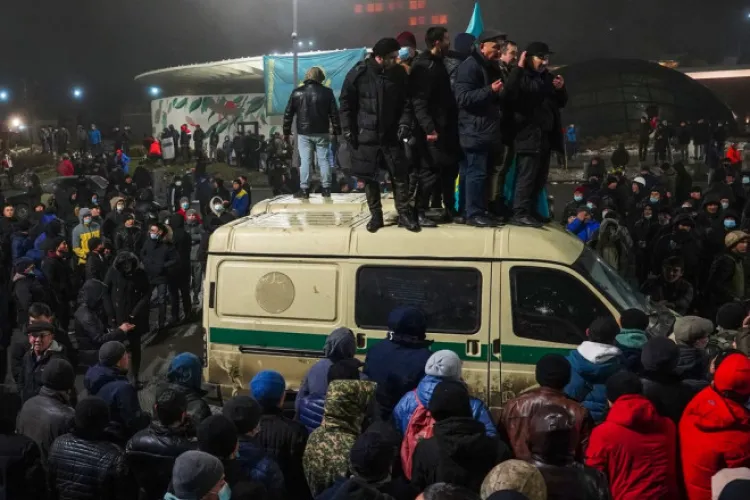 Angajaţii Terapia Cluj din Kazahstan, blocaţi din cauza protestelor antiguvernamentale: „Nu mai ştim nimic de ei!”