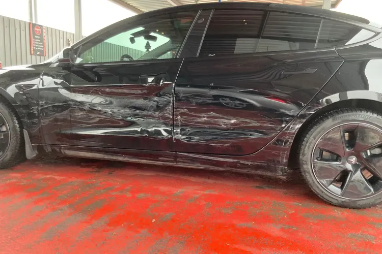 Un italian stabilit în Cluj-Napoca a salvat alți trei clujeni, în urma unui accident produs în Vrancea. Tesla condusă de el e distrusă - VIDEO și FOTO