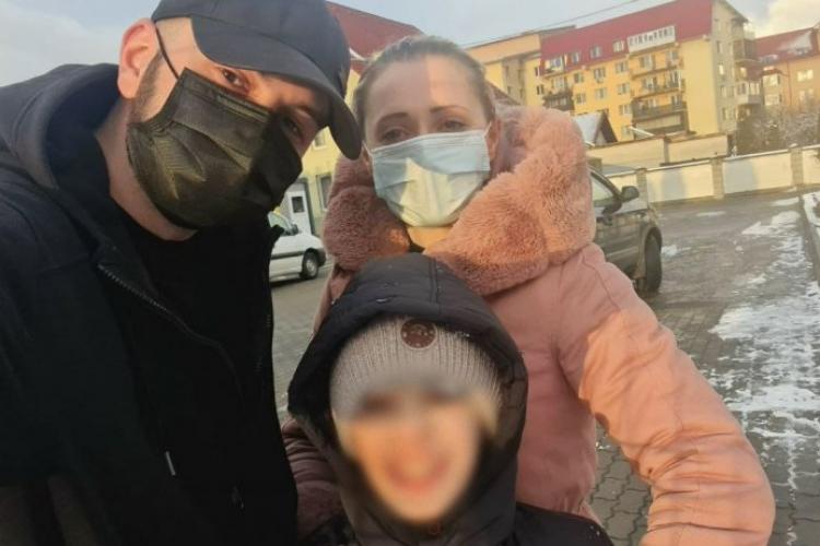 Mamă și copil grav bolnav, blocați în gară la Cluj. Un șofer de suflet s-a oferit să îi ducă acasă, la Iași