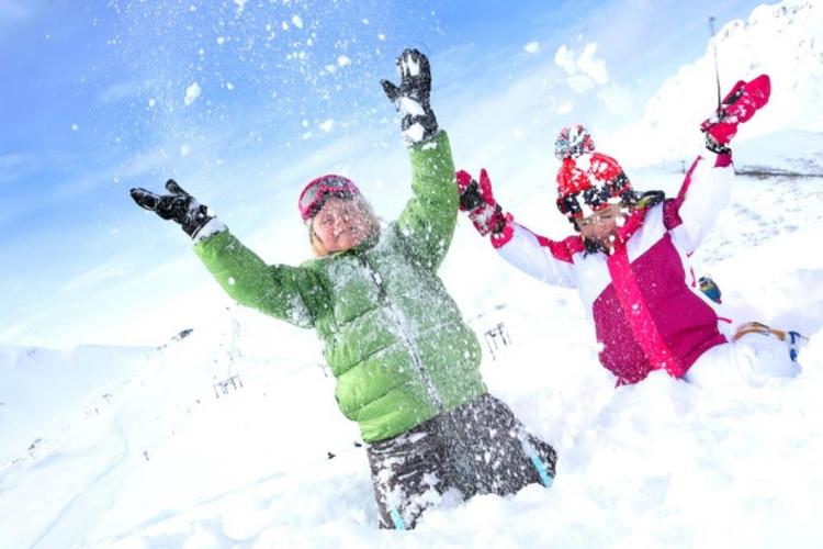 Petiția prin care părinții solicită prelungirea vacanței de iarnă a fost deja semnată de peste 71.000 de persoane