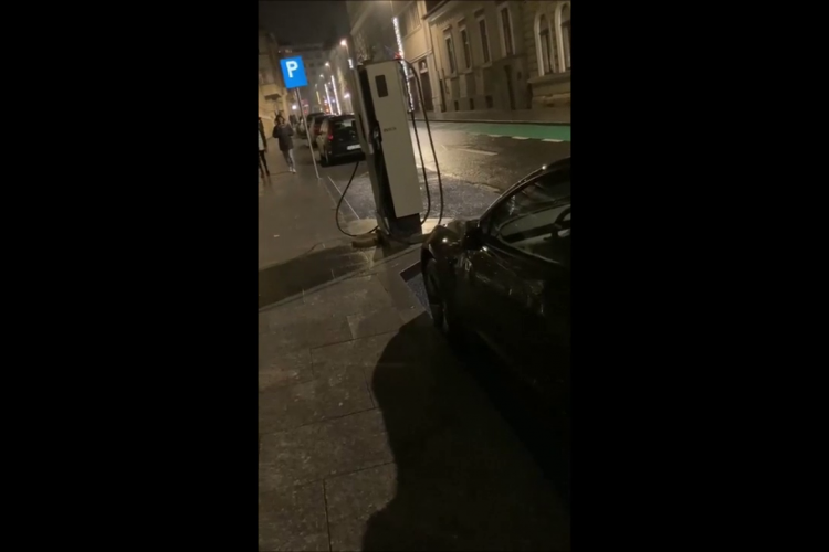 ”Mafie, corupție! M-am săturat de acest oraș!” Un italian stabilit la Cluj e furios că NU își poate încărca autoturismul electric Tesla - VIDEO