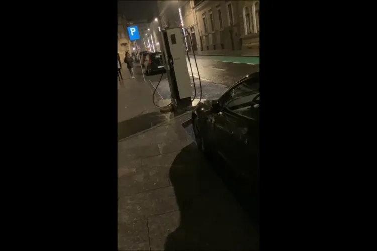 ”Mafie, corupție! M-am săturat de acest oraș!” Un italian stabilit la Cluj e furios că NU își poate încărca autoturismul electric Tesla - VIDEO