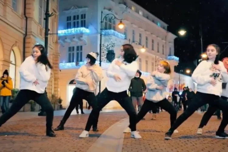 Coregrafie inedită de Crăciun, pe străzile din Sibiu. Videoclipul a devenit viral pe internet - VIDEO