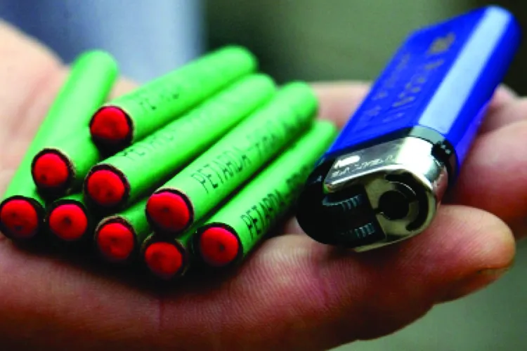 Inconștiența din pragul sărbătorilor de iarnă. Un copil de 8 ani a ajuns la urgențe după ce o petardă i-a explodat în mână