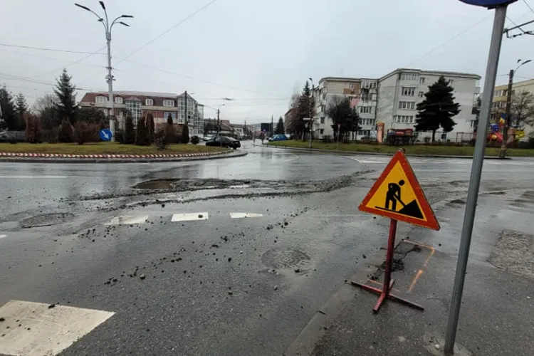 Crater raportat de șoferi la intersecția Câmpului și Fruzișului! Lucrarea a fost abandonată de sărbători - FOTO