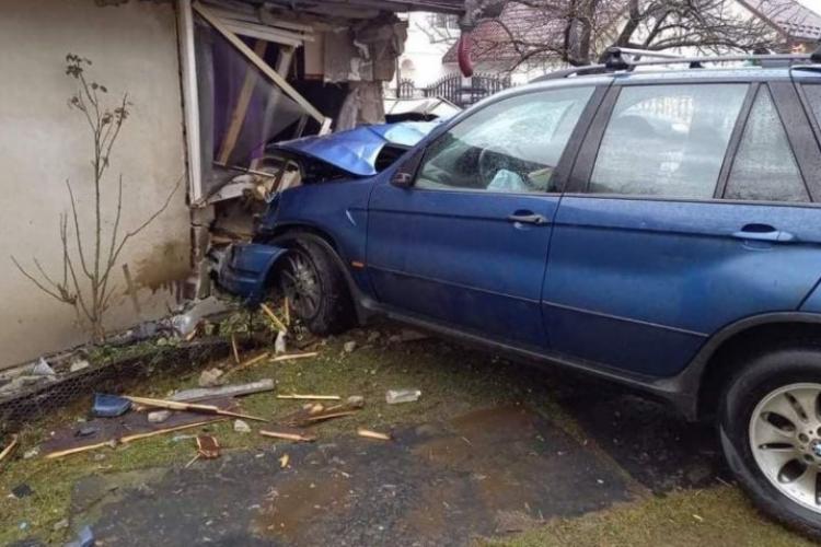 Un tânăr de 21 de ani a intrat cu mașina în casa unei familii. Proprietarii erau în locuință în momentul impactului - FOTO