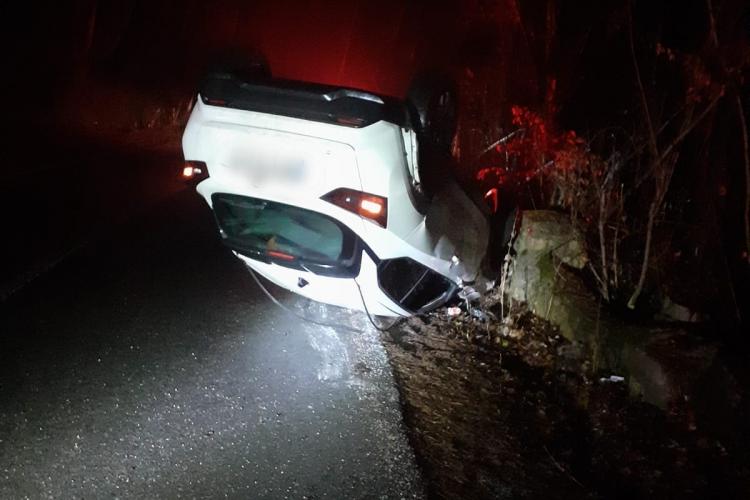 Mașină răsturnată între Someșul Cald și Tarnița