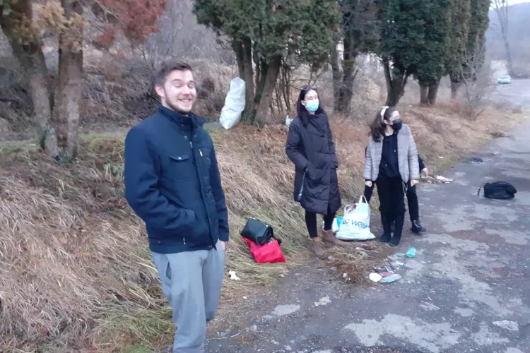 Sabotaj la Cluj Winter Race. Un grup de clujeni s-a apucat să spargă sticle pe traseu ”de distracție” - FOTO