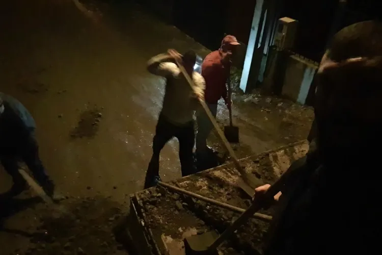 Oamenii din Apahida (Câmpenești) astupă gropile în locul Primăriei: Acolo are casa și Boc! - VIDEO