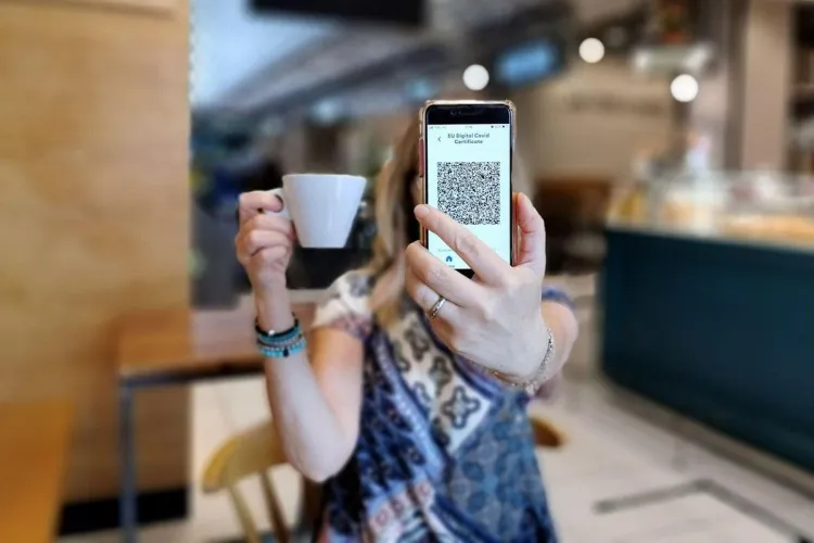 Patru clujeni au fost depistați în baruri cu certificatul COVID-19 al altor persoane. Aviz amatorilor!