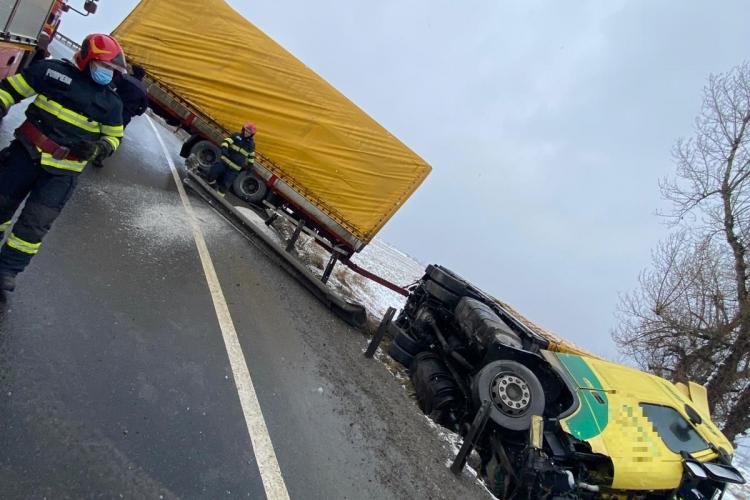 Cluj: Șoferi, atenție la drum! Un TIR s-a răsturnat în afara carosabilului - VIDEO„