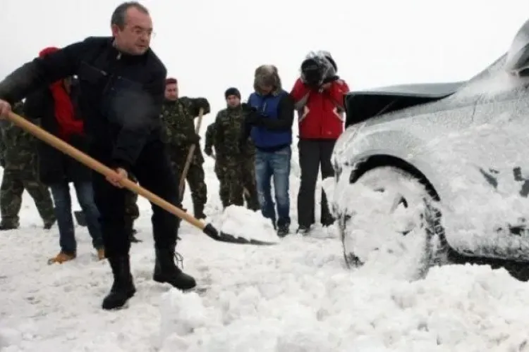 Boc către cei care se plâng că drumurile sunt înzăpezite: ”Vai de capul nostru! Este zăpadă în toată regula!”   